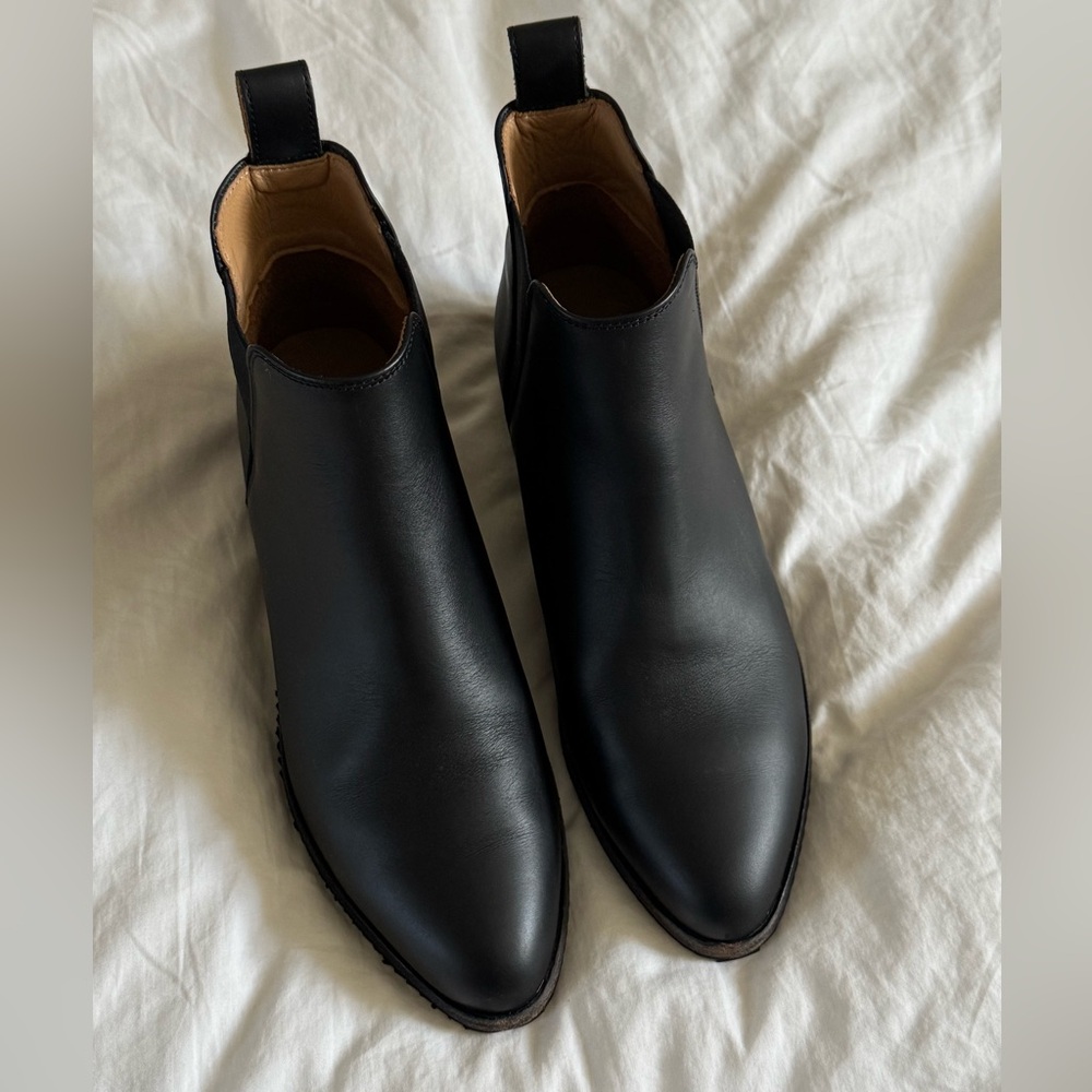 Nisolo Eva Everyday Chelsea Boot Black Leather 10‎ Water Resistant